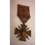 M�daille croix de guerre 1 clou or , 2 clous bronze une palme ref m242