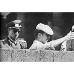 Militaria - construction du mur de berlin - un ma�on. . . un vopo