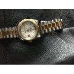 Montre automatique avec dates , jour et trotteuse , tr�s bon etat . aucune rayures ou chocs .