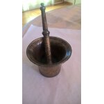 Mortier et pilon en bronze , ancien .