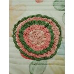 Napperon artisanal au crochet rose clair / vert vintage annes 70.