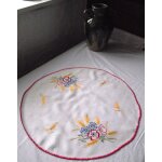 Napperon rond vintage en pur fil blanc brodé main bordure festonnée . dimension diamètre 49 cm . motif ... Napperon rond vintage en pur fil blanc brodé main bordure festonnée . dimension diamètre 49 cm . motif ...