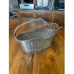 Panier verseur vintage pour bouteille de vin, porte bouteille métal tressé Panier verseur vintage pour bouteille de vin, porte bouteille métal tressé