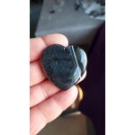Pendentif coeur en agate. noir et gris avec veines de dragon. 4. 5 cm. somptueuse pierre aux couleurs ...