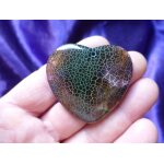 Pendentif coeur en agate. vert et rose avec veines de dragon et magnifique transparence a la lumi�re. ...