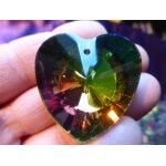 Pendentif coeur en cristal strass a facettes aux reflets jaune, bleu, vert, violet - dos argenté. 4 cm. ... Pendentif coeur en cristal strass a facettes aux reflets jaune, bleu, vert, violet - dos argenté. 4 cm. ...