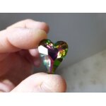 Pendentif coeur en cristal strass aux reflets bleu, vert, violet, rose - 2. 8 cm. dos argent. lot 2522 ...