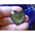 Pendentif coeur en cristal strass aux reflets jaune, bleu, vert, violet - 3 cm. dos argent� avec reliefs. ...