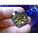 Pendentif coeur en cristal strass aux reflets jaune, bleu, vert, violet - 3 cm. dos argenté avec reliefs. ... Pendentif coeur en cristal strass aux reflets jaune, bleu, vert, violet - 3 cm. dos argenté avec reliefs. ...