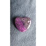 Pendentif coeur en jaspe. violet et noir avec veines de dragon. 3. 8 cm. petite cavit� au bas du coeur. ...