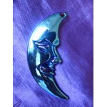 Pendentif croissant de lune avec visage - en laiton bleu m�tallis�. 6. 5 cm. lot 2569