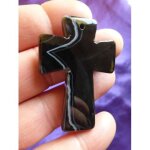 Pendentif croix de j�sus en agate. noir et blanc - 5x3. 5 cm. magnifiques couleurs. lot 2358