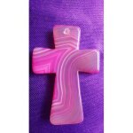 Pendentif croix de j�sus en agate rose. 4. 6 cm. magnifique pierre aux couleurs harmonieuses. une des ...