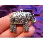 Pendentif elphant en laiton - couleur argente. 5. 1 cm. lot 2573