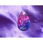 Pendentif en forme de larme en agate. rose et bleu. 4. 7 cm. magnifique pierre aux couleurs lumineuses, ...