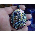 Pendentif médaillon ovale avec une chouette - en argent tibétain aux reflets métallisés jaune, bleu, ... Pendentif médaillon ovale avec une chouette - en argent tibétain aux reflets métallisés jaune, bleu, ...