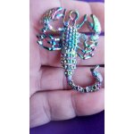 Pendentif scorpion - en laiton aux reflets mtalliss, bleu, dor, vert, violet. 5. 8 cm. lot 2680