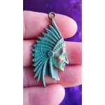 Pendentif t�te de chef indien - en laiton, vert et dor�. 5. 6 cm. lot 2700