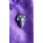 Pendentif tte de mort en hmatite - gris mtallis. 3. 7 cm. lot 2691