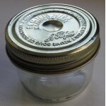 Petit bocal ancien en verre bouchon m�tal. famillia wiss marque d�pos� le parfait