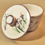 Petit pot avec couvercle en terre cuite et d�cor floral