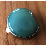 Petite boite a pilules dor�e, couvercle recouvert d'aventurine verte