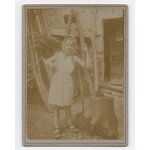 Photo petite fille au fagot