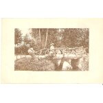 Photo d'une petite fille sur un pont en bois