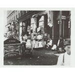Photo provenant d'un magazine anglophone: brooklyn, 1899, a soda water stand with yiddish text is visible ... Photo provenant d'un magazine anglophone: brooklyn, 1899, a soda water stand with yiddish text is visible ...