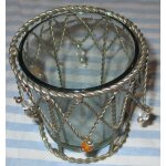 Photophore en verre plac dans une structure mtallique dore torsade avec breloques de petites perles ...