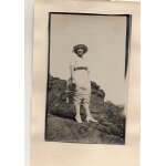 Photoraphie vintage - noir et blanc - sur papier - femme sur rocher - Photoraphie vintage - noir et blanc - sur papier - femme sur rocher -