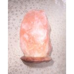 Pierre de sel rose de 2 kilos sur socle rond en bois