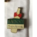 Pins boisson badoit bienvenue noeud papillon 1. 6x2. 4 cm