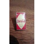 Pin's coca cola bouteille blanche sur fond rouge
