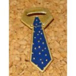 Pin's cravate et ouvre bouteille