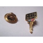 Pin's m�dia t�l�vision / tf1 - auto moto (clef) petite version - hauteur: 2, 2 cm