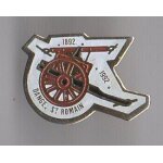 Pin's pompier / lance a eau ancienne - dange saint romain (vienne)