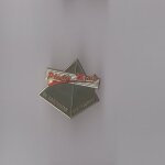 Pin's société plastic moule zi la régalle 77181 courtry (pyramide egf) Pin's société plastic moule zi la régalle 77181 courtry (pyramide egf)