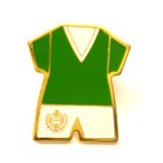 Pins sport football maillot vert short blanc st etienne / sign match / jn 1992