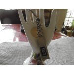 Porte cl� m�tal argent� avec pendentif m�tal avec lettre   e   sur fond noir
