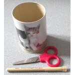 Pot a crayons m�tallique oberthur d�cor� de 2 jolis chatons sur un fond clair - avec ciseaux de bureau ...