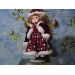 Poupe 22 cm robe ecossaise gilet grenat avec socle