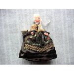 Poup�e de collection r�gionale grand ch�le
