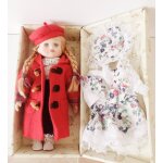 Poupée en porcelaine de collection ecolière style preppy, robe a bretelles, manteau rouge et net et dans ... Poupée en porcelaine de collection ecolière style preppy, robe a bretelles, manteau rouge et net et dans ...