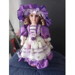 Poupée en porcelaine, jeune fille a la robe violette Poupée en porcelaine, jeune fille a la robe violette