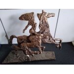 Sculpture de femme chevauchant un cheval au galop accompagn de son poulain