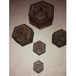 Série de 5 poids en fonte anciens hexagonaux pour balance roberval Série de 5 poids en fonte anciens hexagonaux pour balance roberval
