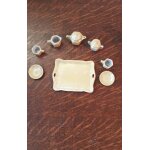 Service a thé miniature: 2 tasses, 1 sucrier, 1 pot a lait et une théière, le tout sur un plateau de ... Service a thé miniature: 2 tasses, 1 sucrier, 1 pot a lait et une théière, le tout sur un plateau de ...