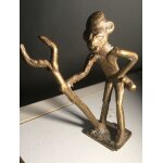 Statuette bronze dafrique : homme tenant une fourche.