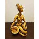 Statuette femme africaine assise a cot d'un grand saladier